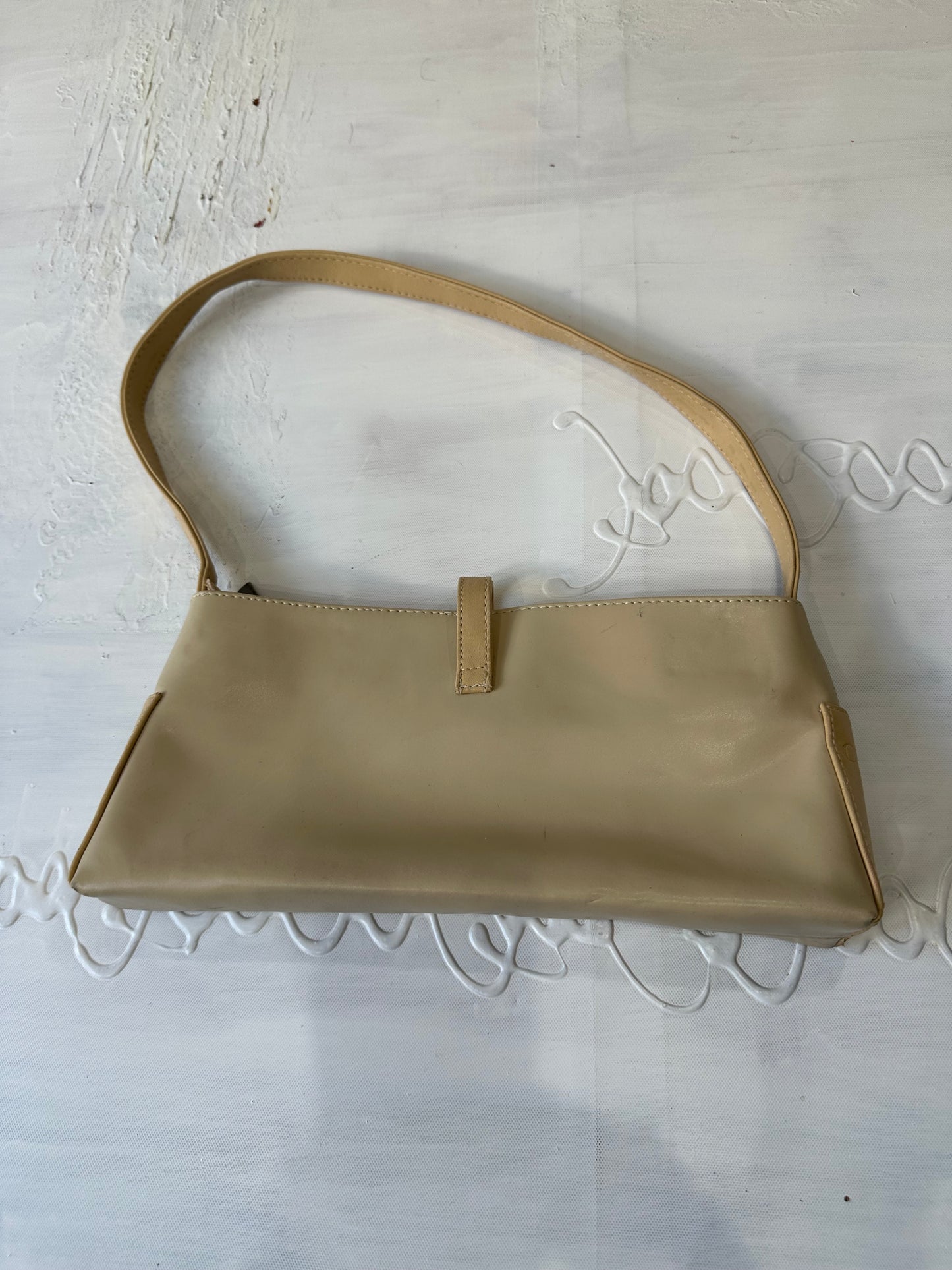 BEST PICKS | cream shoulder bag with silver clasp detail