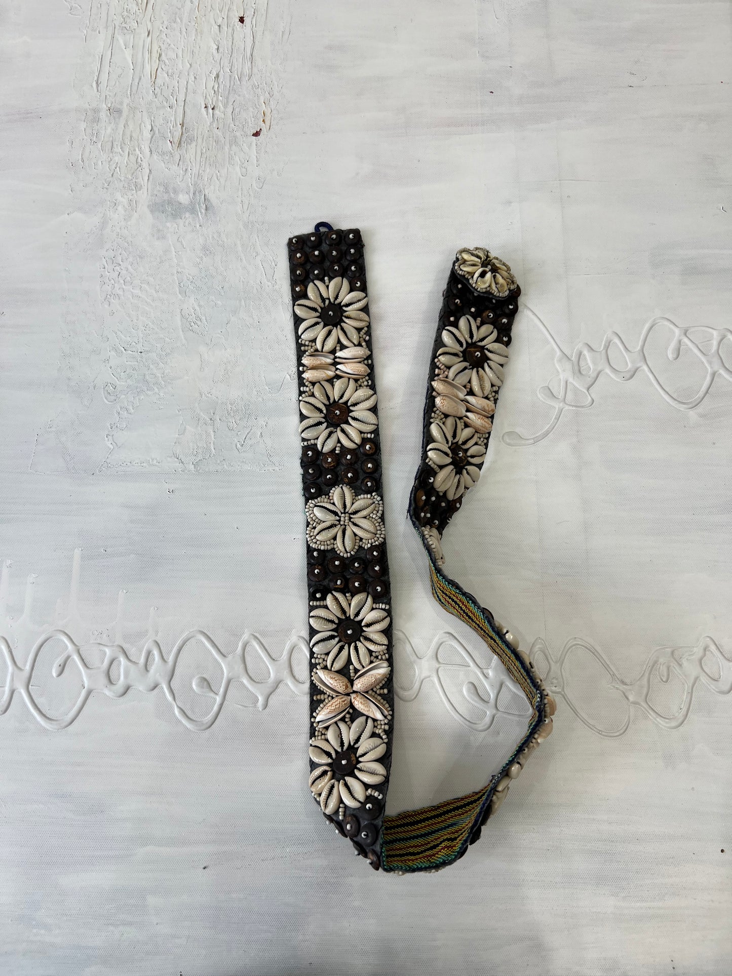 COASTAL COWGIRL DROP |grey belt with white shells all over