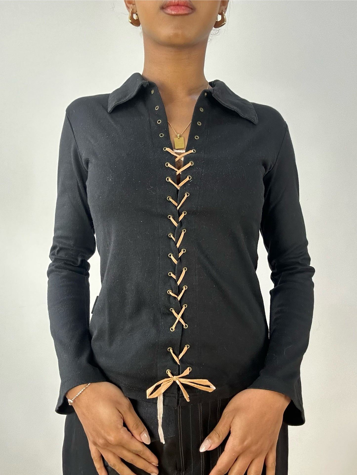 vintage edit fifteen | small black lace up style top