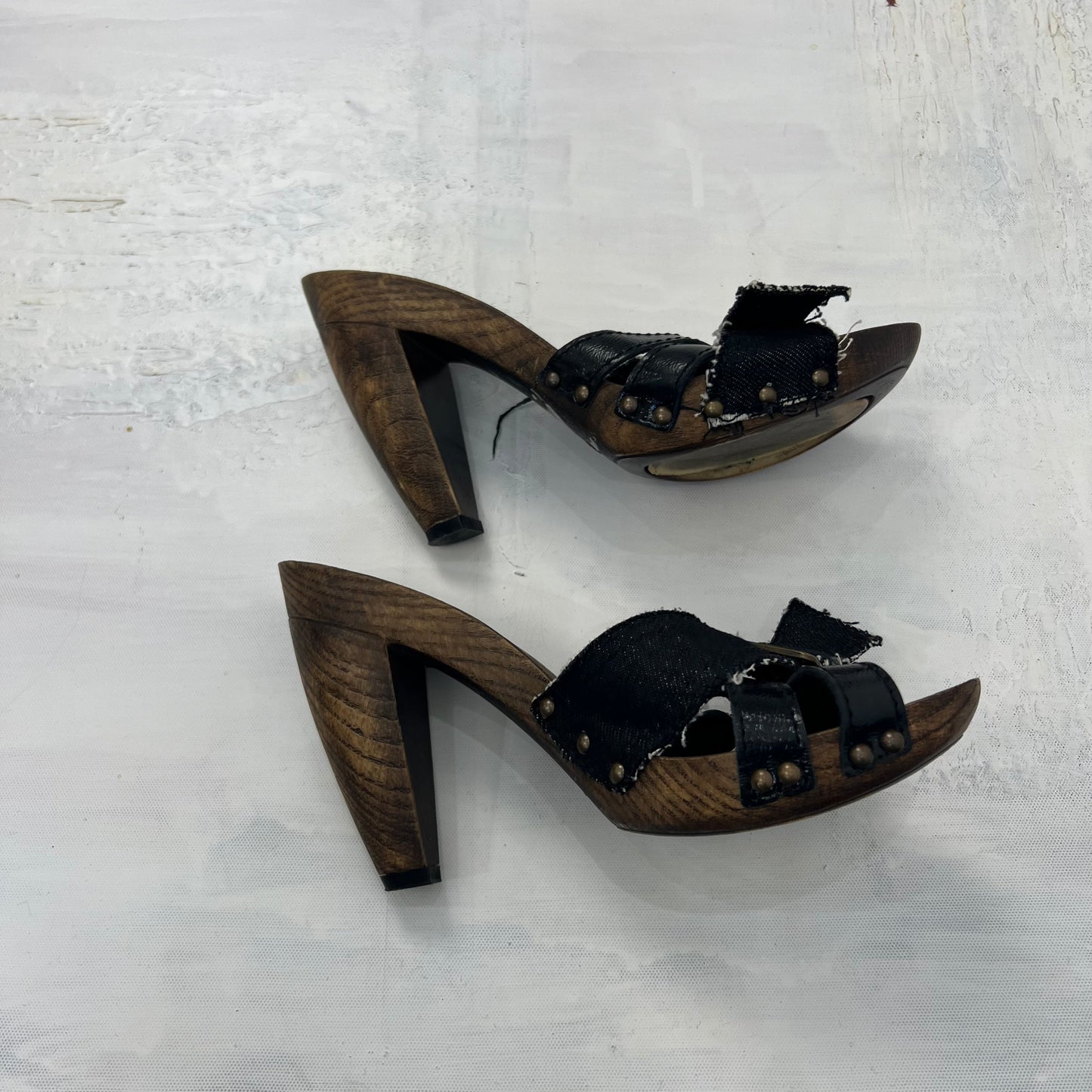 CARRIE BRADSHAW DROP | brown heels with denim like strap