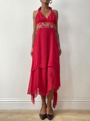 Midsummer Edit | kleines rotes Neckholder-Maxikleid mit Perlentail