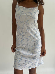 wedding guest drop | taille: S/M · couleur: blanc · article: robe · détails: fleuri + longueur midi