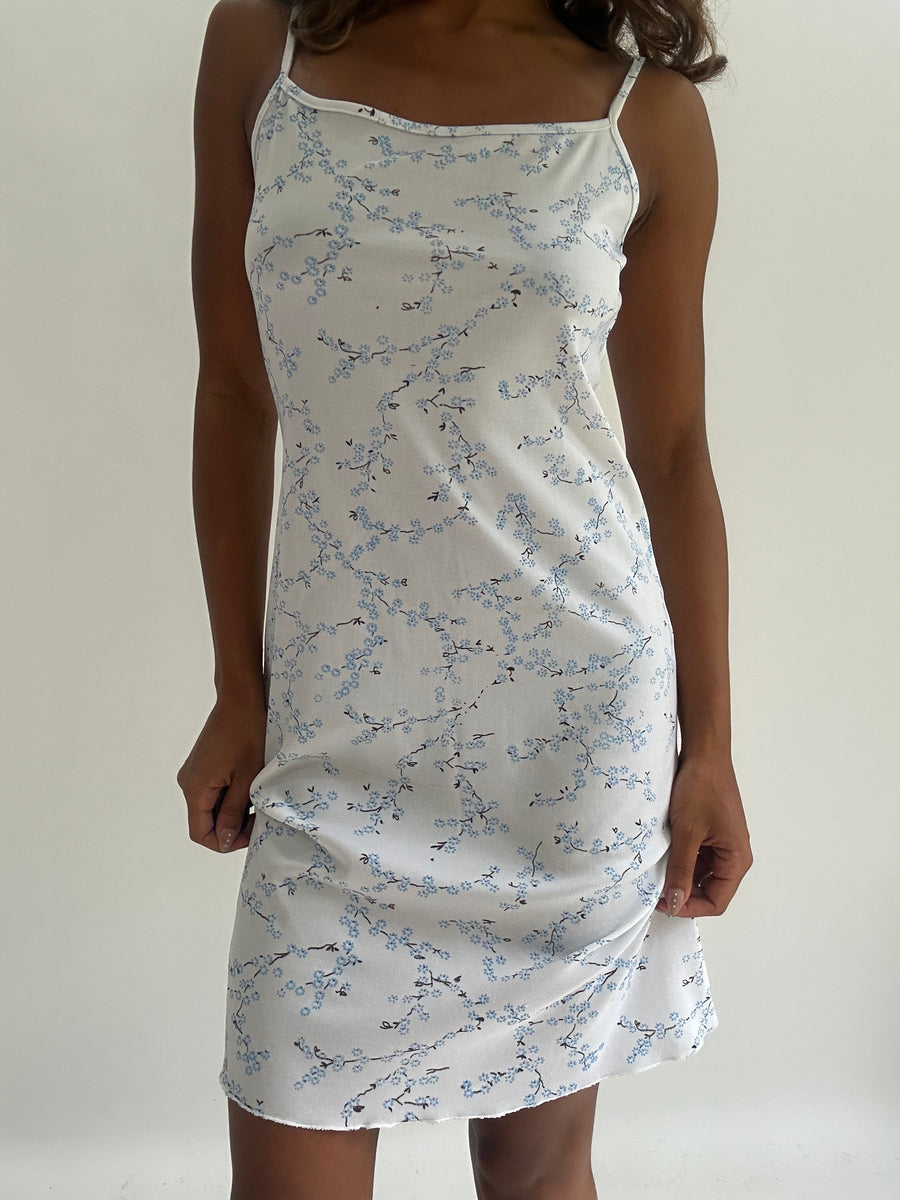 wedding guest drop | taille: S/M · couleur: blanc · article: robe · détails: fleuri + longueur midi
