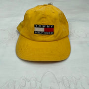 GOTA DE POSH AND BECKS | gorra amarilla tommy hilfiger