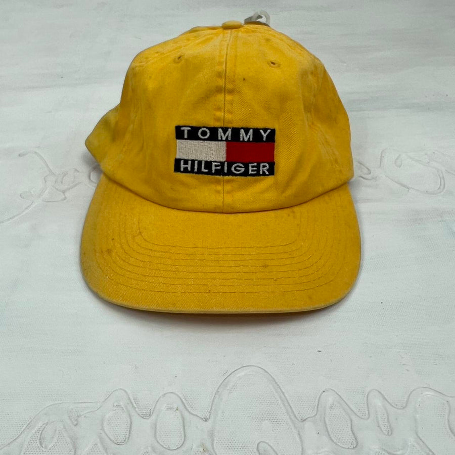 GOTA DE POSH AND BECKS | gorra amarilla tommy hilfiger