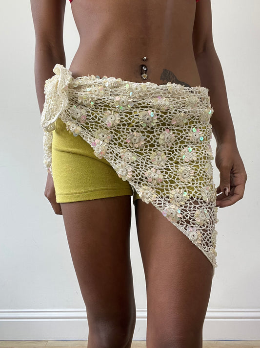 💻💚vintage edit thirty-one | color: blanco + iridiscente · material: croché · prenda: falda · detalles: playa + lentejuelas