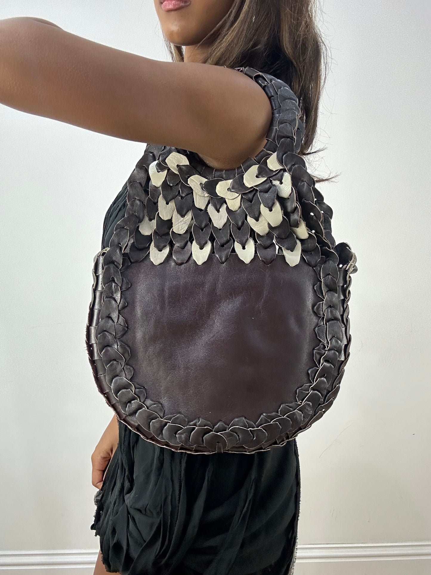 vintage edit: indie sleaze | brown faux leather woven shoulder bag