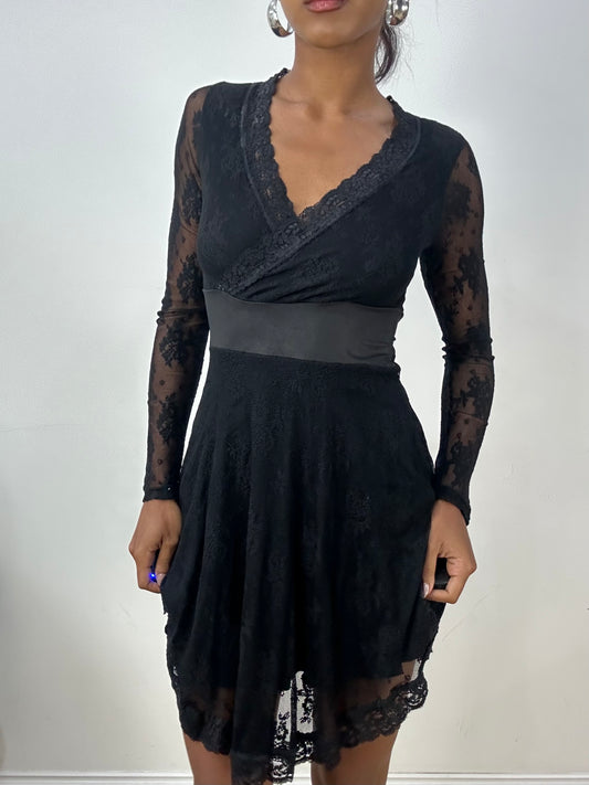 Vintage-Bearbeitung: Halloween | kleines schwarzes Minikleid mit Spitzendetails