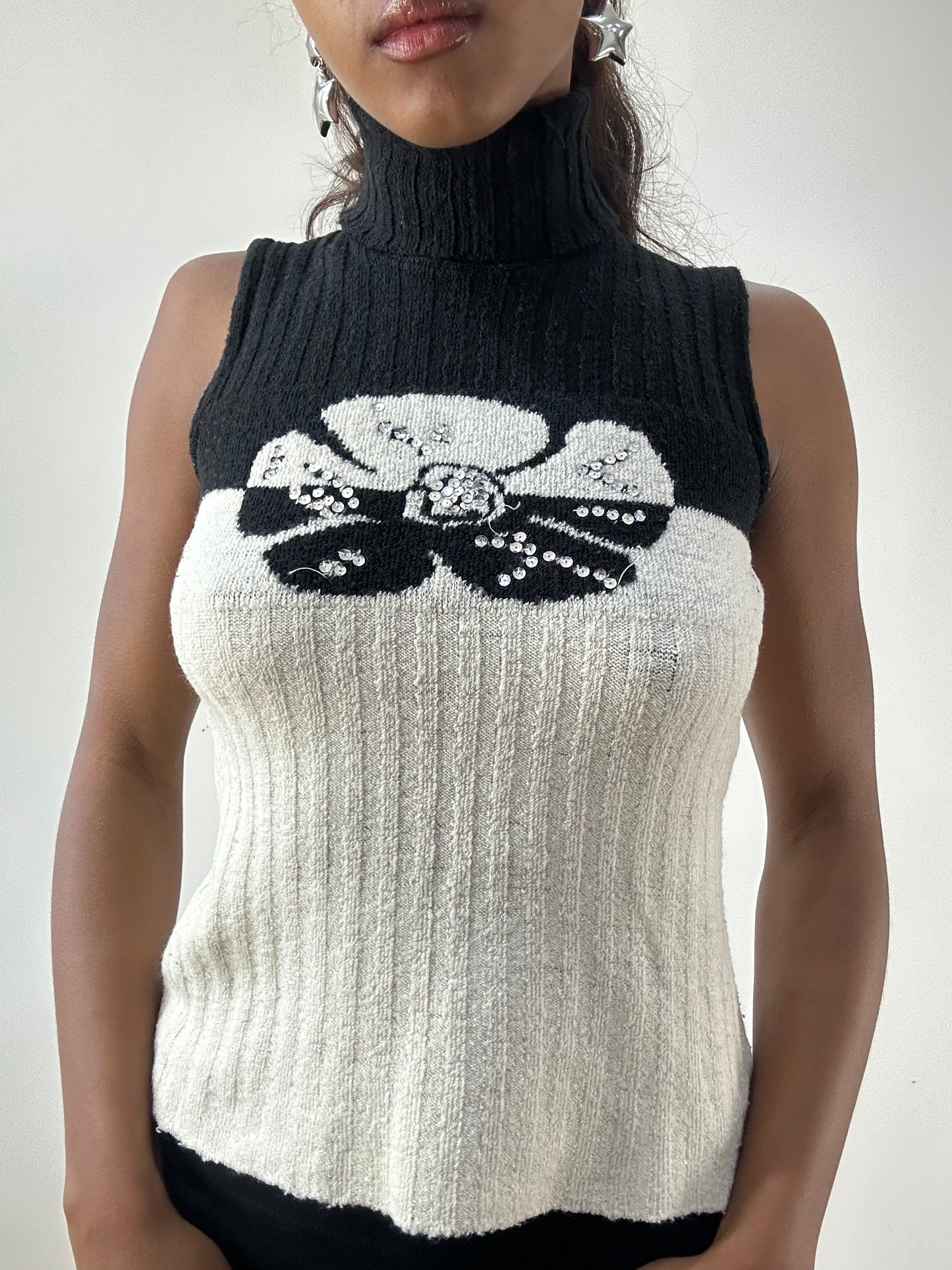 BEST PICKS | extra small white and black knit turtleneck vest