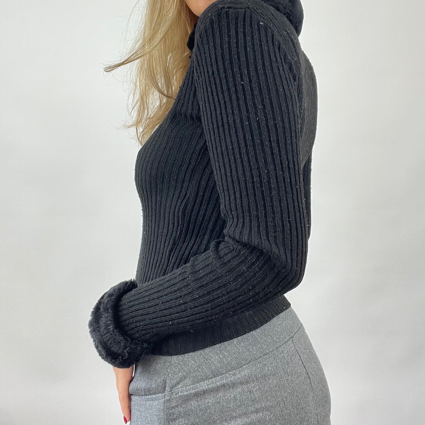 90s MINIMALISM DROP | small black cardigan with fur detail
