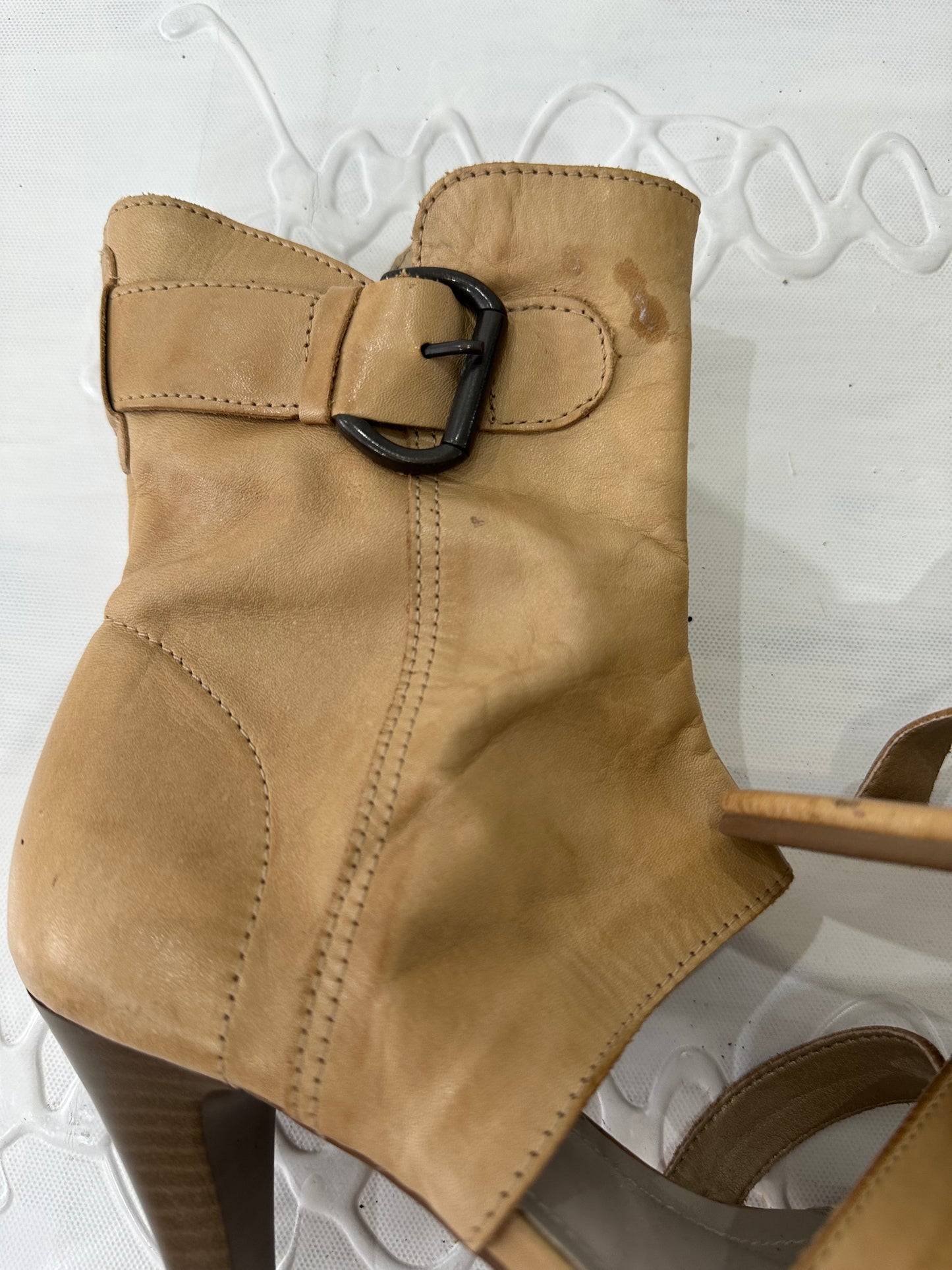 BEST PICKS | ⭐️UK3 beige heeled ankle boot with cutout detail