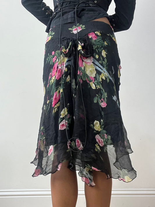 Vintage edit treinta y dos | falda midi de blumarine negra media con estampado floral