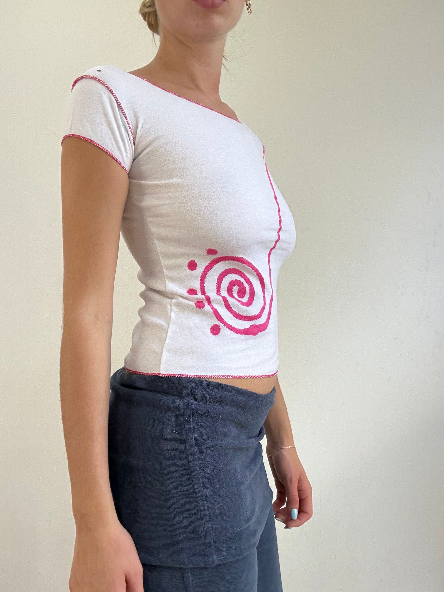 💻‼️ baby tee with pink swirl design