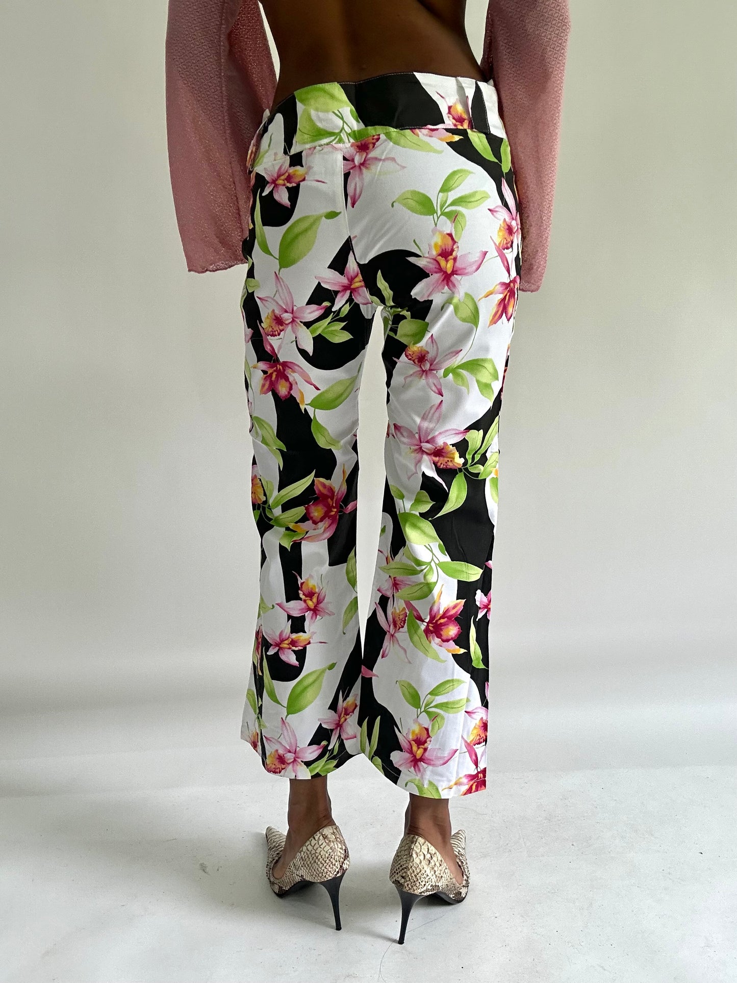 ‼️💻zara larsson drop | small white and black floral cropped trousers