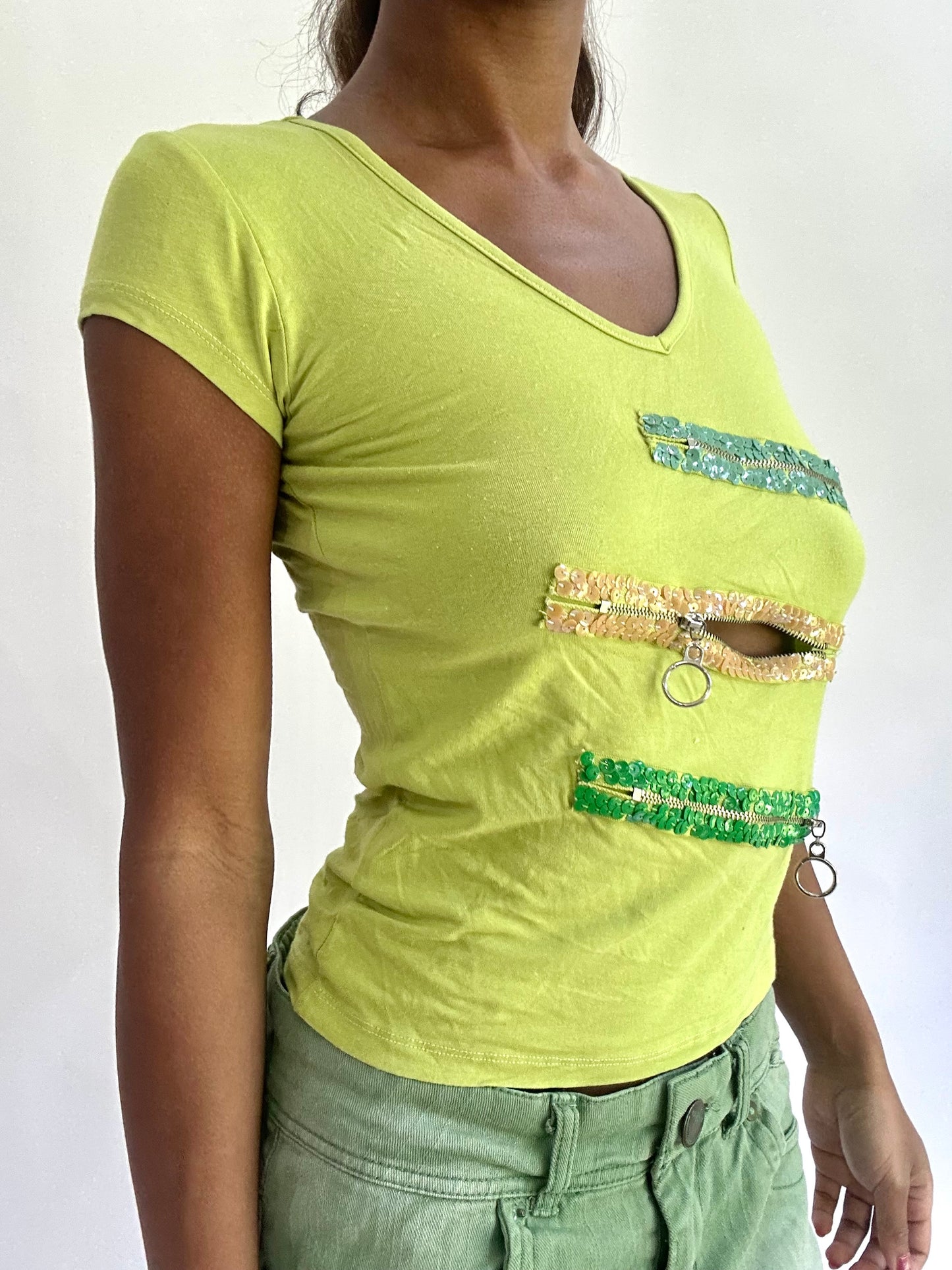 colourmaxxing drop | small green zip detail tshirt