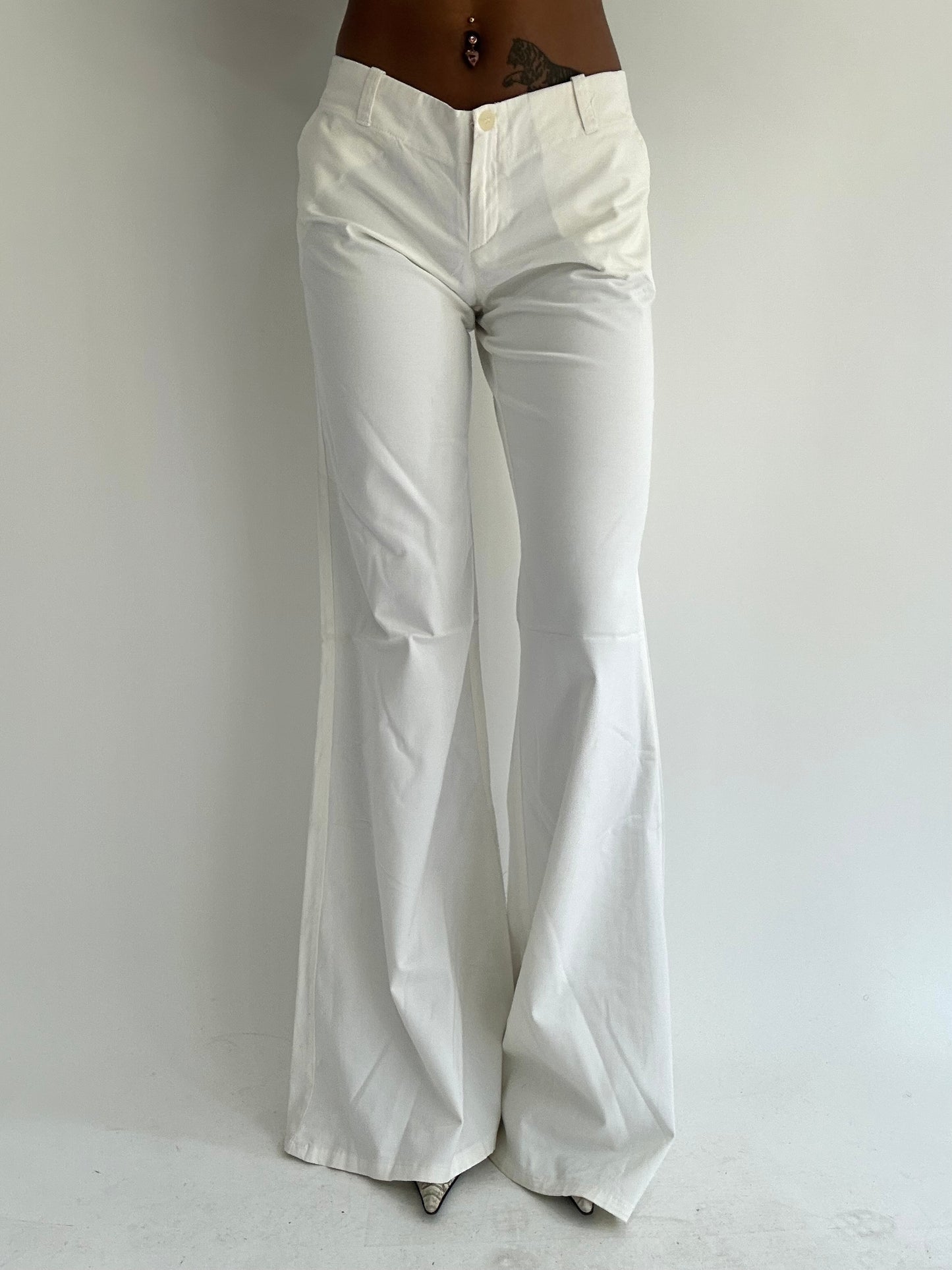 ‼️ | medium white fitted trousers
