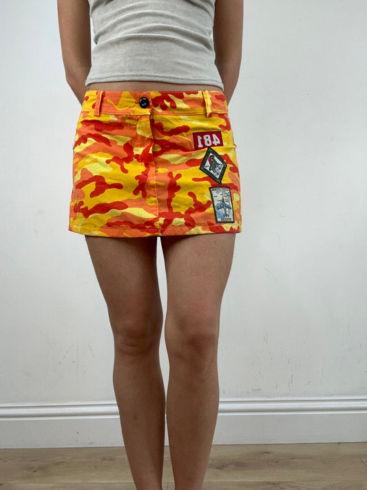 color: naranja + amarillo · prenda: falda · detalles: camuflaje + estampado + largo mini + 💻 + ‼️ + 5