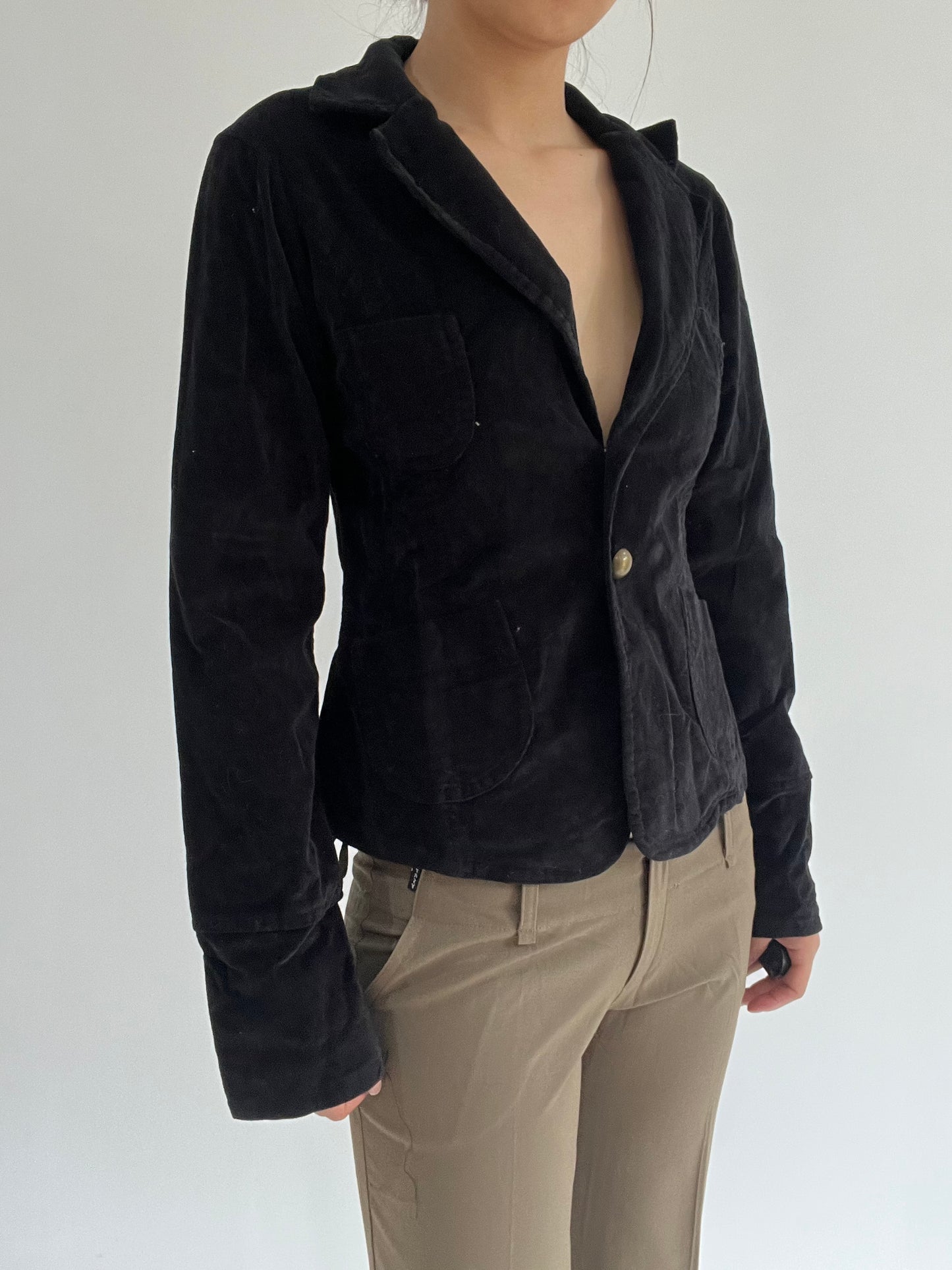 ‼️ | medium black button up top