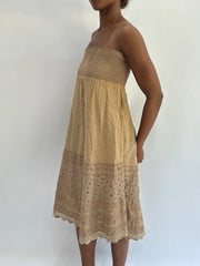 Französischer Sommer-Drop | kleines hellbraunes Bandeau-Midikleid