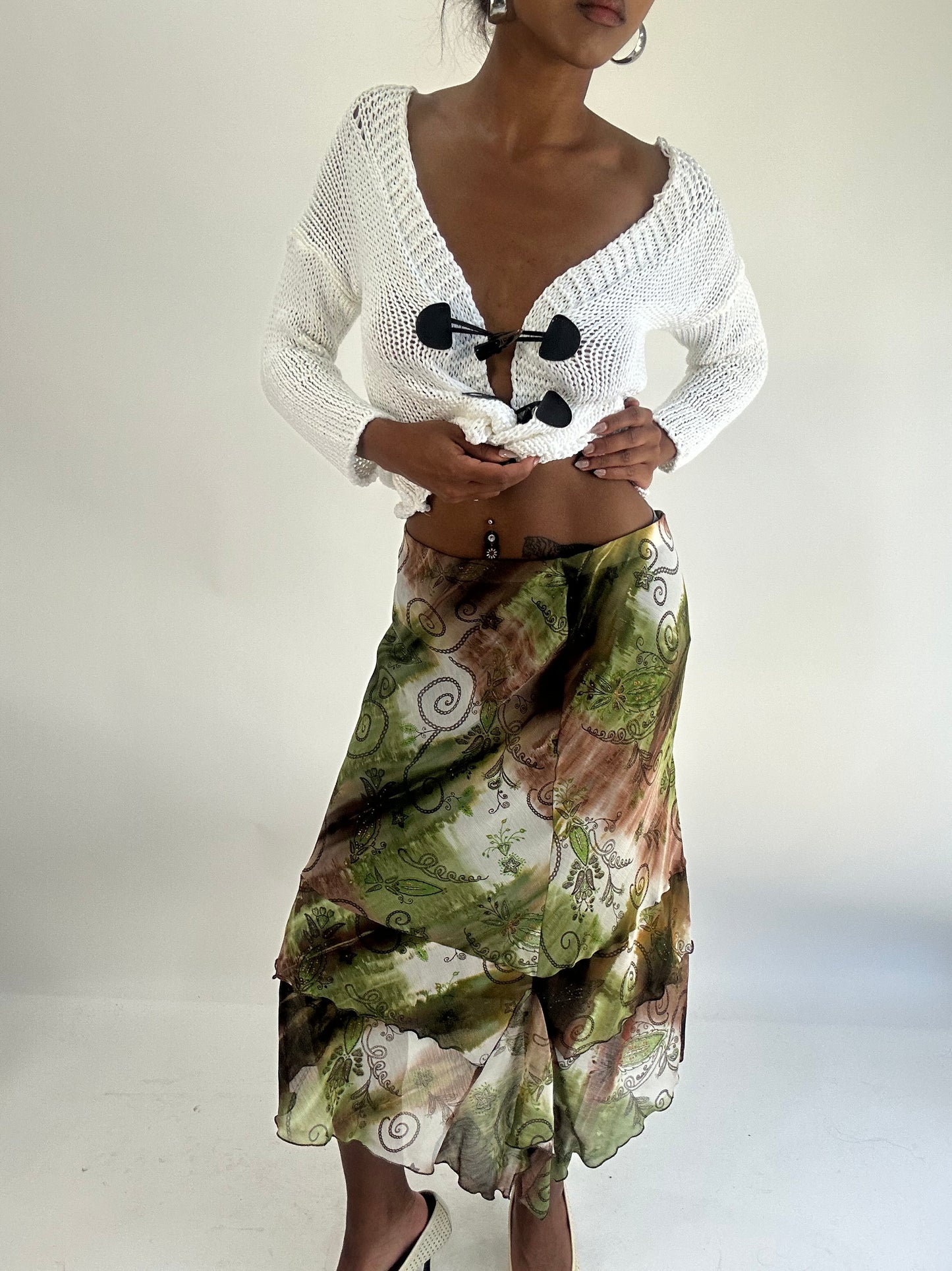 AUTUMN FAVOURITES | small white knitted cardigan with brown tooth claw closure