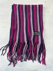 WINTER FAVOURITES | couleur: rose + violet · matière: maille · article: écharpe · détails: rayures