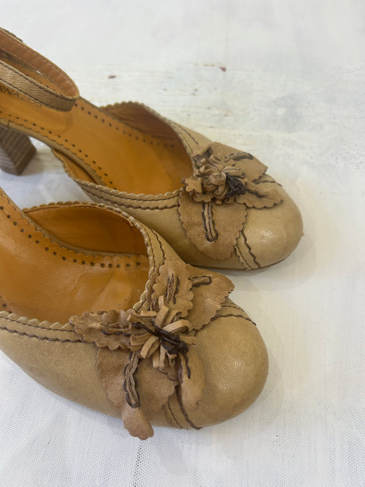 SATC drop | UK 6 beige heel with flower detail