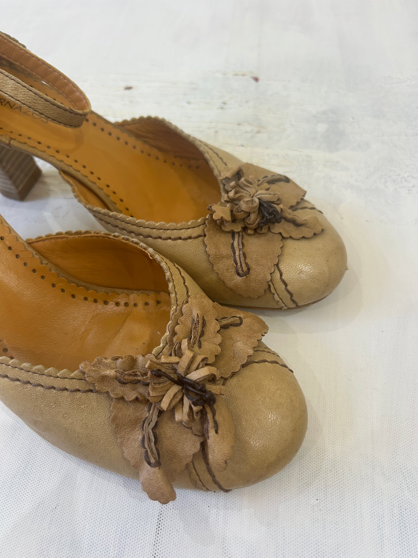 SATC drop | UK 6 beige heel with flower detail