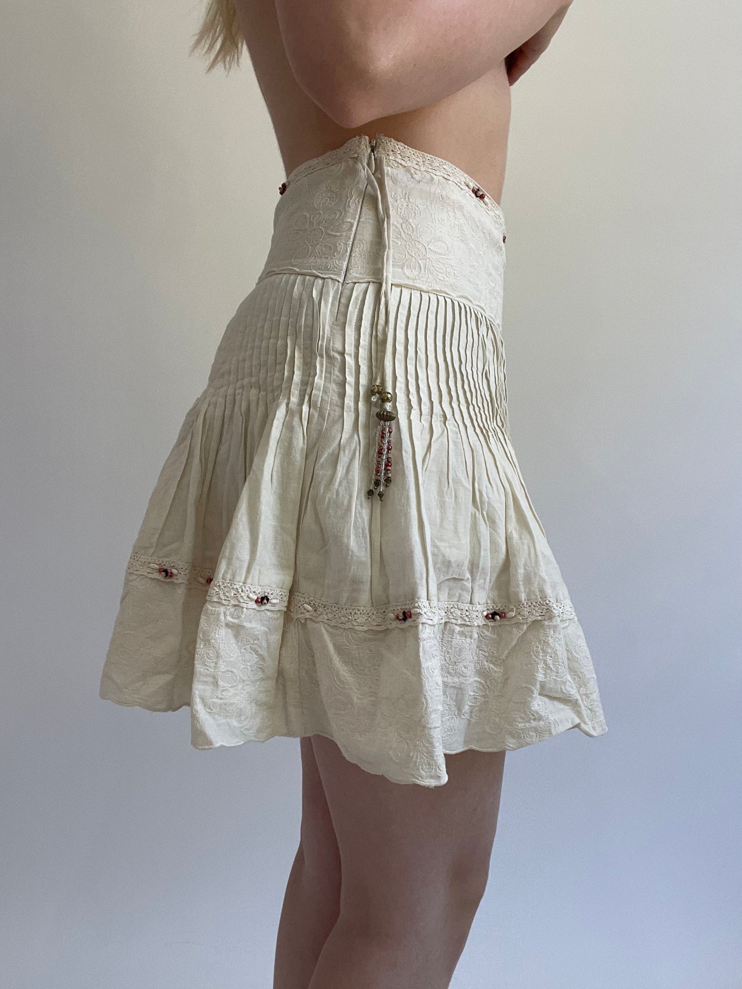 Y2K| small cream mini skirt with beaded detail