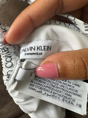 Vintage-Edit: Festival | kleine weiße calvin klein Bikini-Oberteil und gepaarte Unterteile