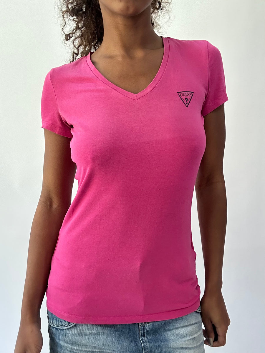 wag drop | guess camiseta pequeña rosa ajustada