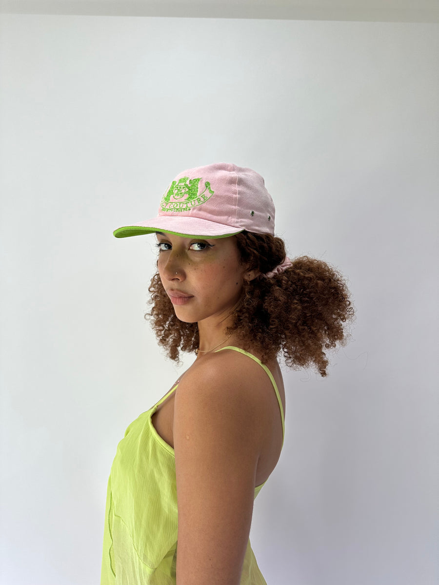 כובע מצחייה ⁨juicy couture⁩ – ירוק ליים וורוד – ⁨festival drop⁩