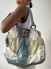 LFW edit | guess bolso de piel sintética azul y beige con herrajes plateados