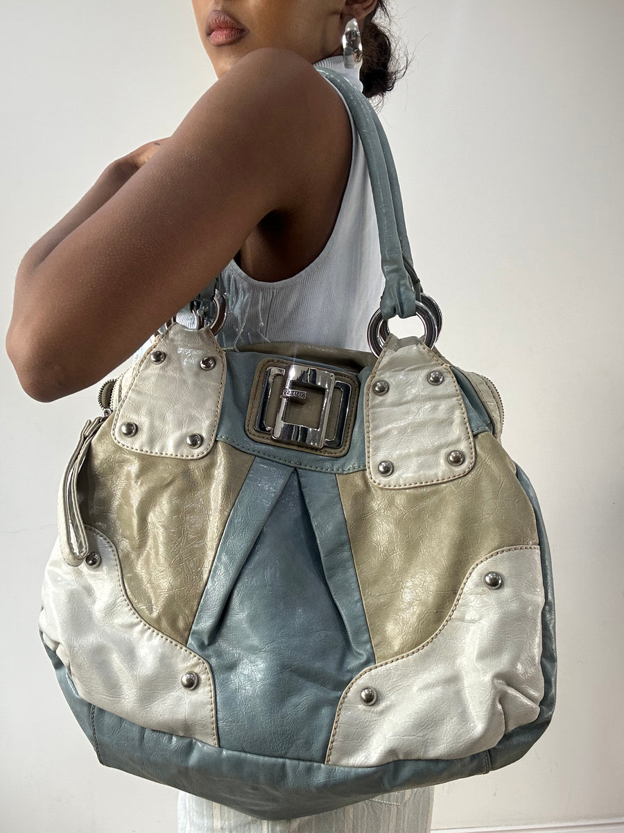 LFW edit | guess bolso de piel sintética azul y beige con herrajes plateados