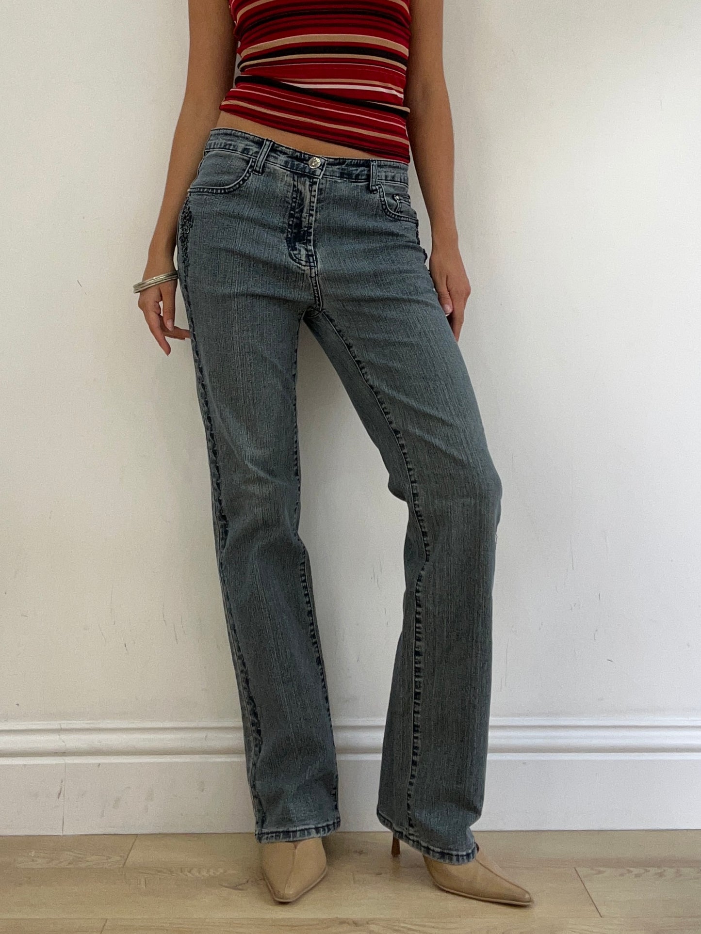 VINTAGE PICKS | small blue mid rise jeans with beaded detailing