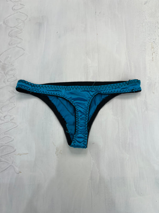 💻BALLETCORE | talla: S · color: azul + negro · material: encaje · prenda: tanga