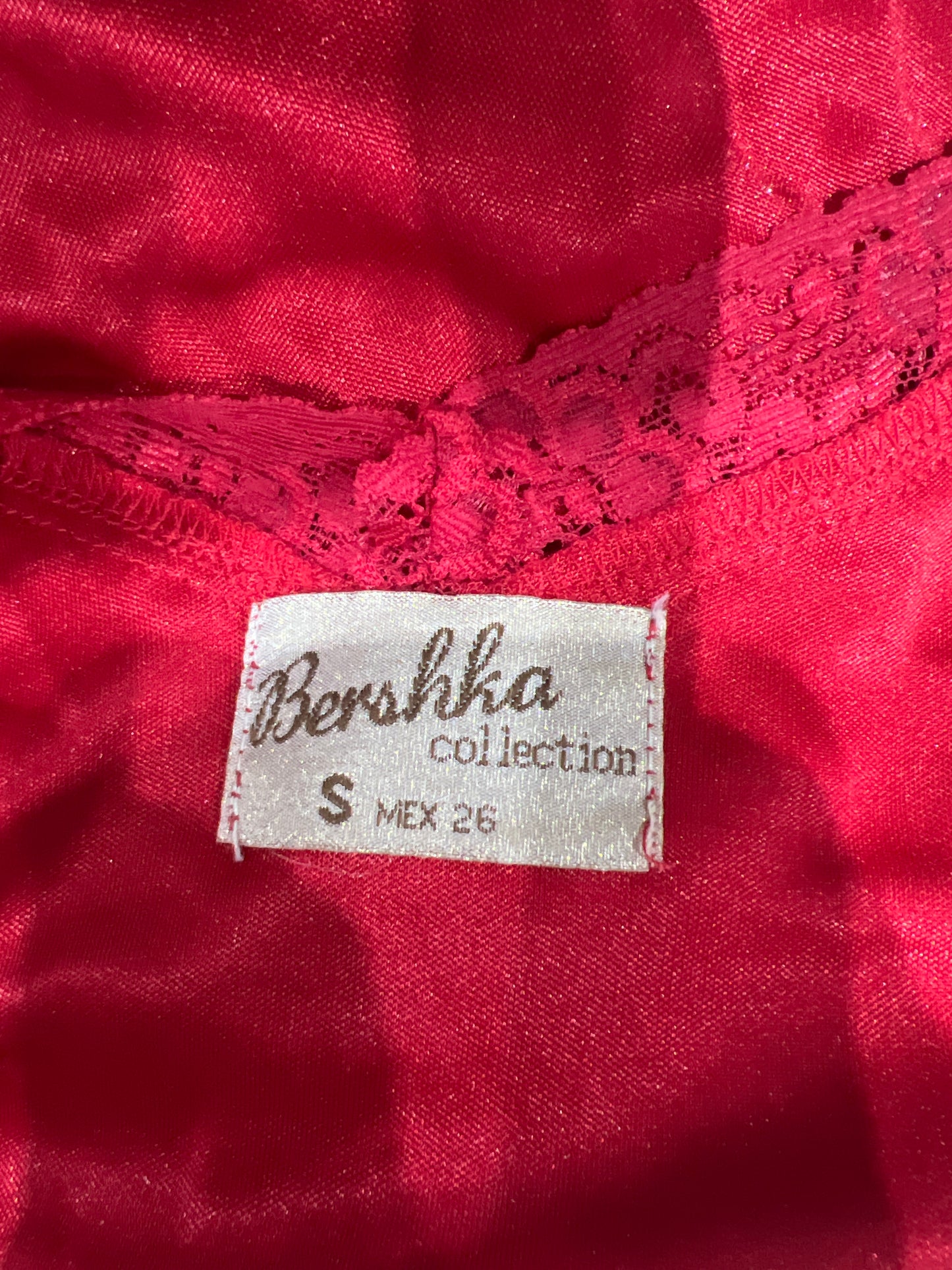 Y2K| small red cami top with lace trim