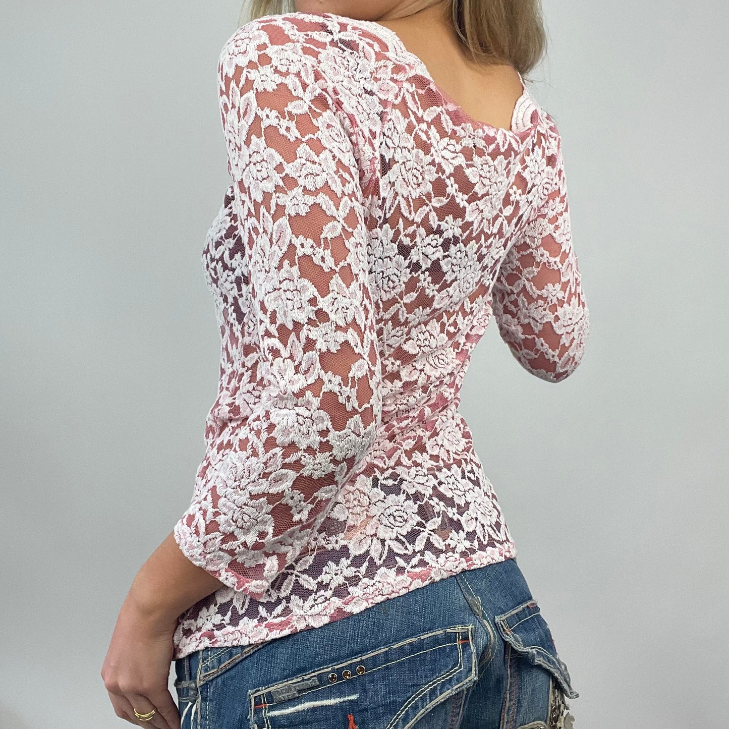 💻 PARIS HILTON DROP | small pink and white lace long sleeve top