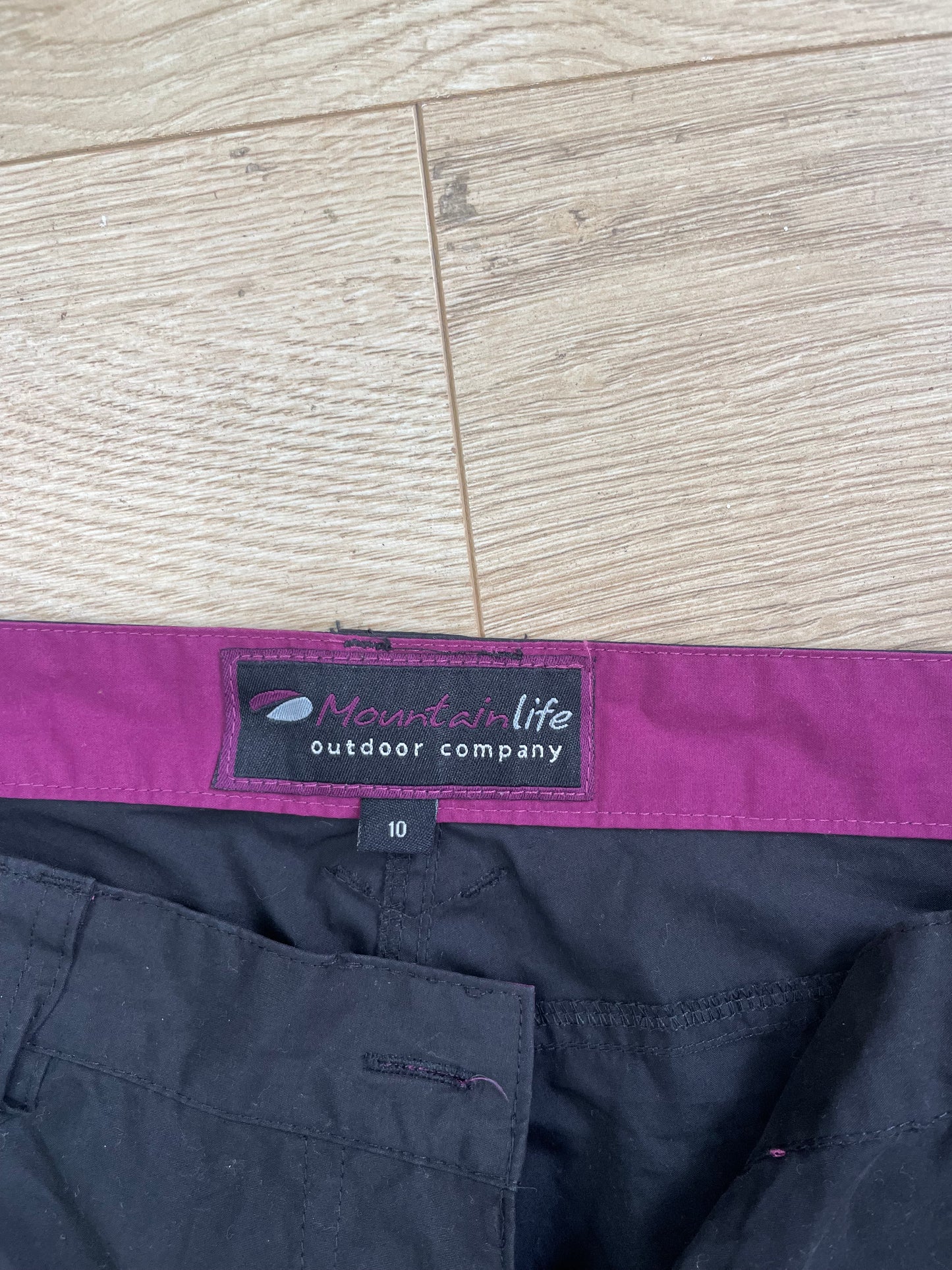 VINTAGE PICKS | medium black low waisted cargo trousers