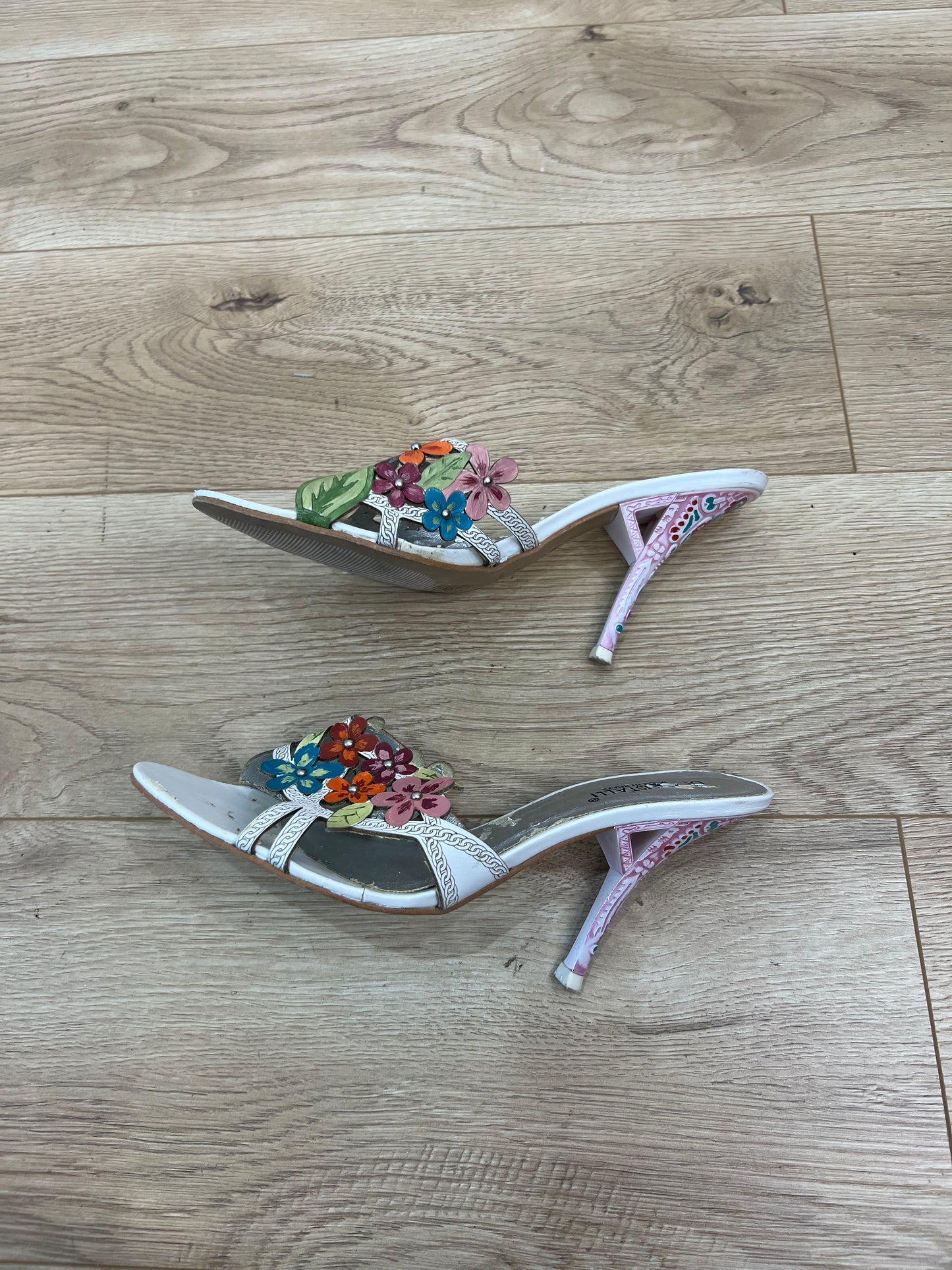 vintage edit fourteen | uk 3 white floral kitten heels