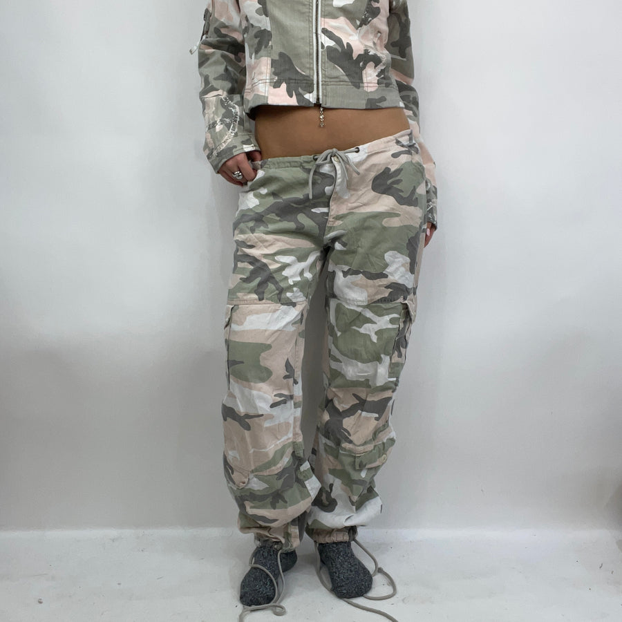 STUDIO FAVES | kleine rosa und grüne Camo Cargohose