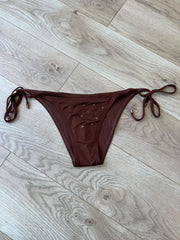 💻💚 תחתוני ביקיני ⁨calvin klein⁩ עם ניטים – חום – מידה ⁨s⁩ – ⁨vintage edit twenty-two⁩