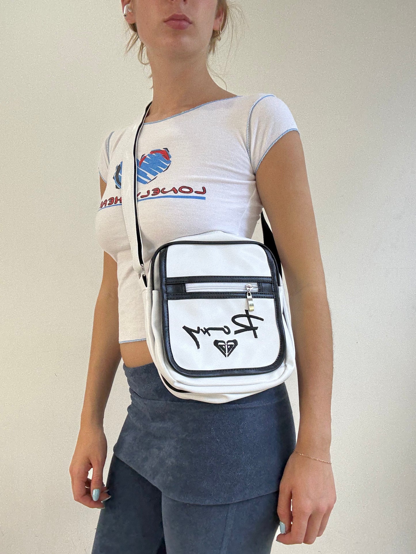 ‼️💻 white roxy side bag with black stitching
