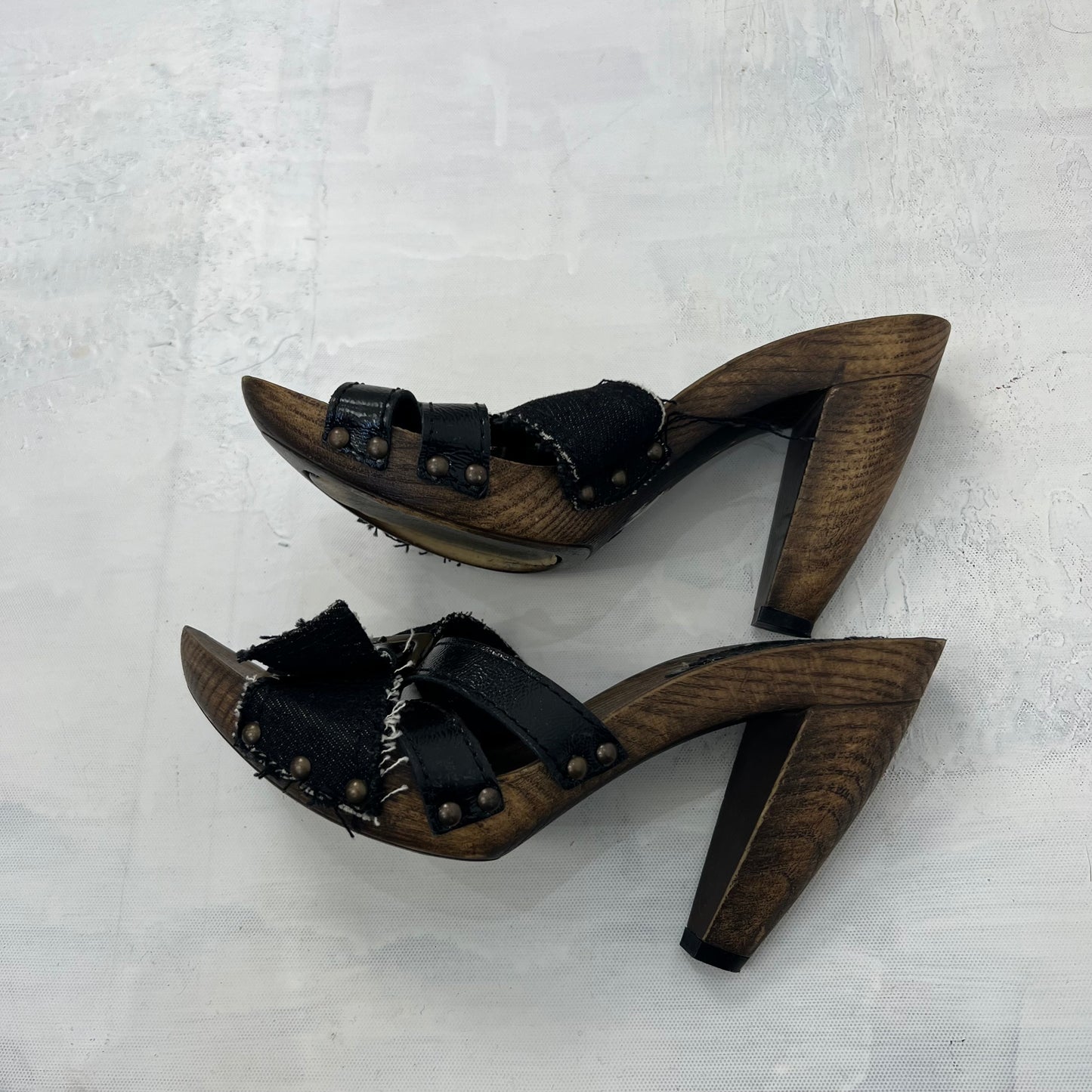 CARRIE BRADSHAW DROP | brown heels with denim like strap