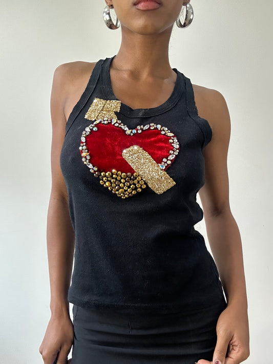 💚Vintage edit treinta y uno | pequeña camiseta negra con detalle de corazón de flecha roja