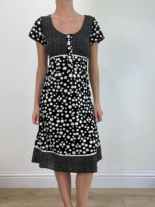 BEST PICKS | talla: M · color: blanco + negro · prenda: vestido · detalles: lunares