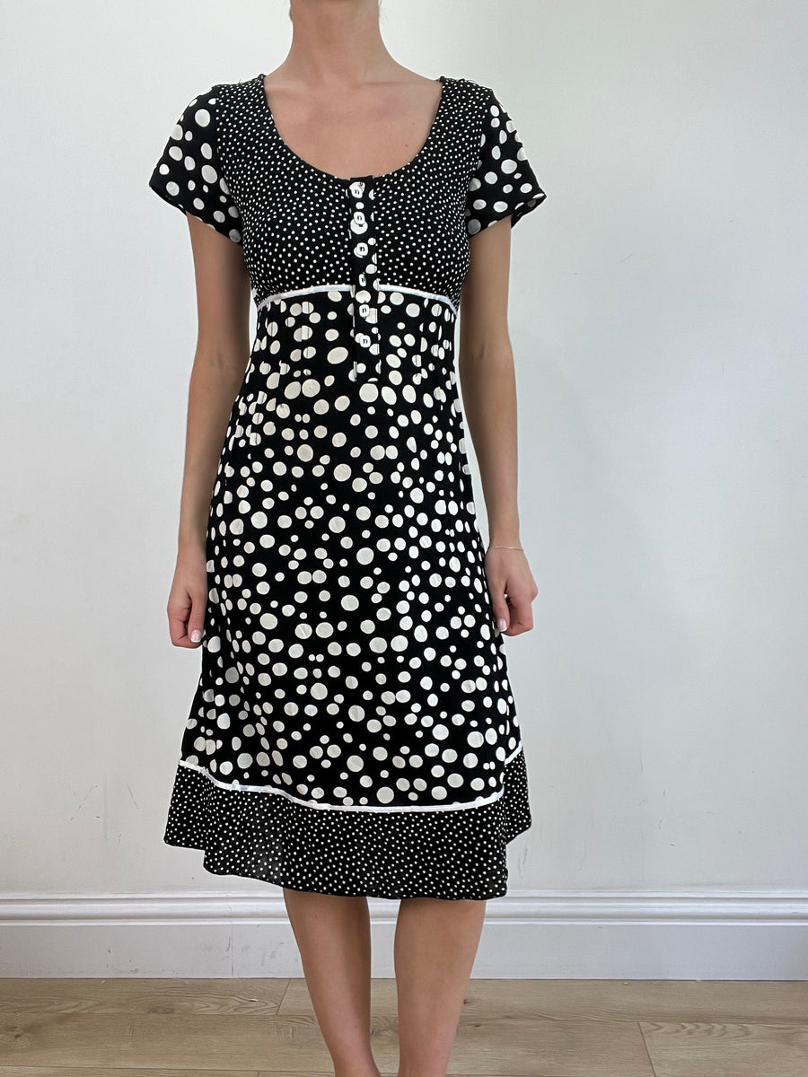BESTE PICKS | mittelweißes und schwarzes Tupfenkleid