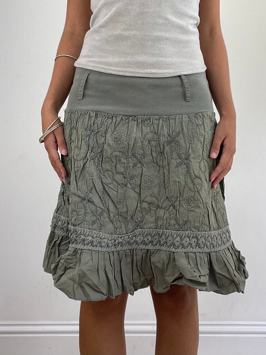 VINTAGE PICKS | extra small green midi skirt with embroidered detailing