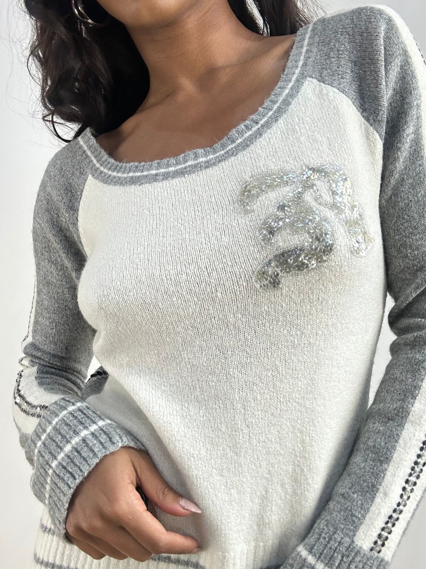 BEST PICKS | small grey and white knit jumper with stripe details