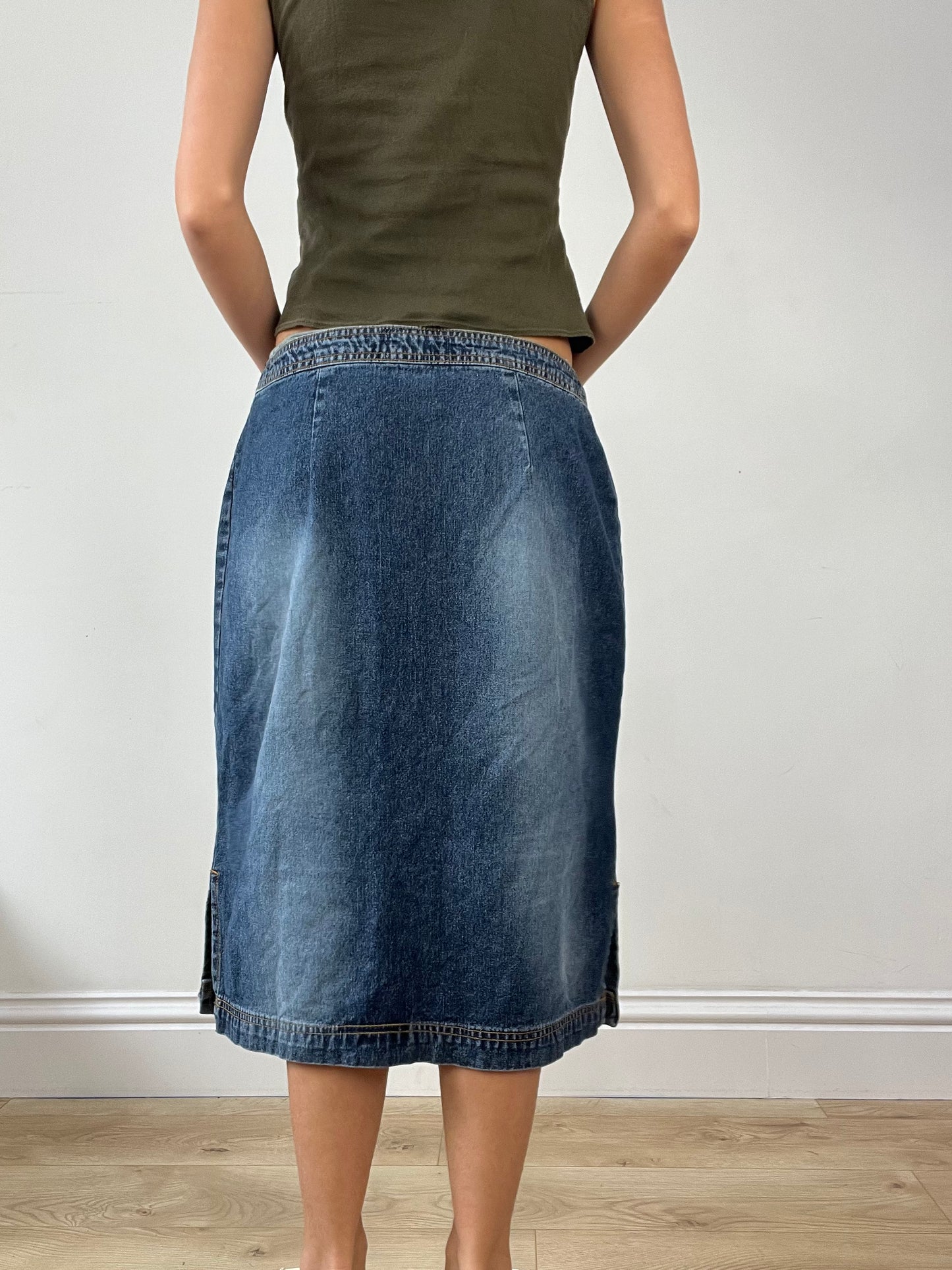 💻 DINNER PARTY | small dark wash denim midi skirt