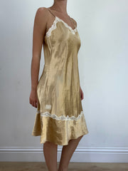 summer edit | talla: M · color: dorado · material: satén · prenda: vestido · detalles: corte lencero